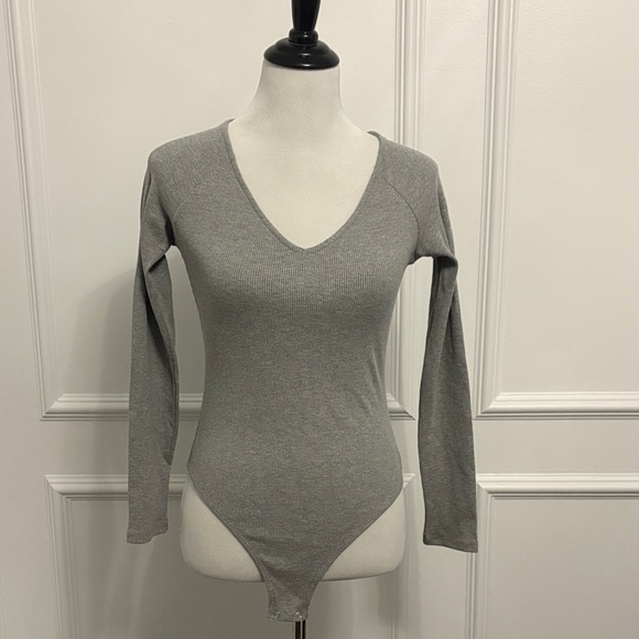 NWT L’Agence Gray V-Neck Long Sleeve Bodysuit - Medium - Picture 1 of 4